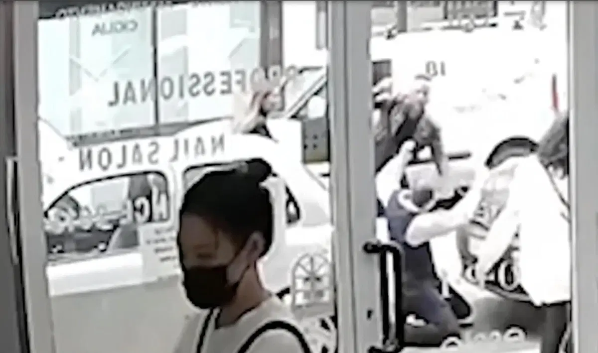 Parcheggia la Lamborghini in divieto e picchia l'ausiliario della sosta [VIDEO]