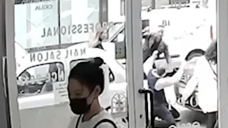 Parcheggia la Lamborghini in divieto e picchia l'ausiliario della sosta [VIDEO]