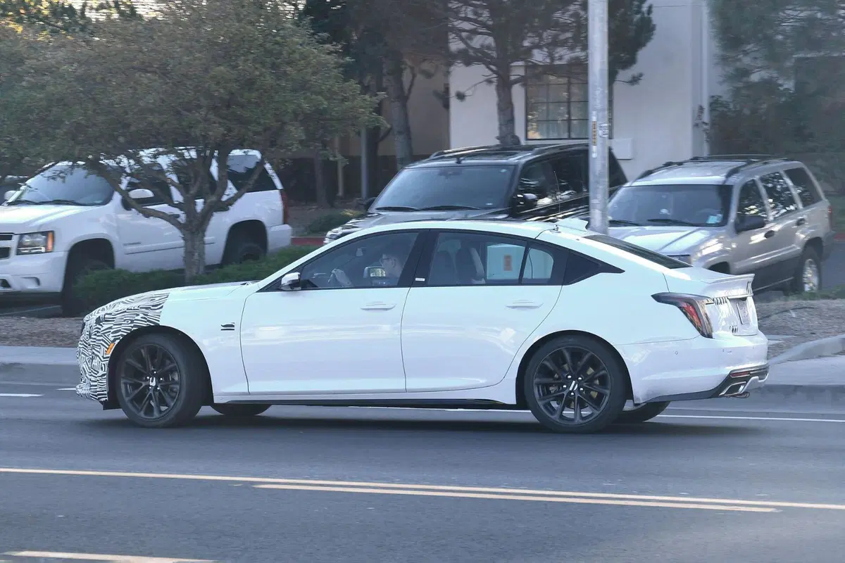 Cadillac CT5, ecco le foto spia (2)