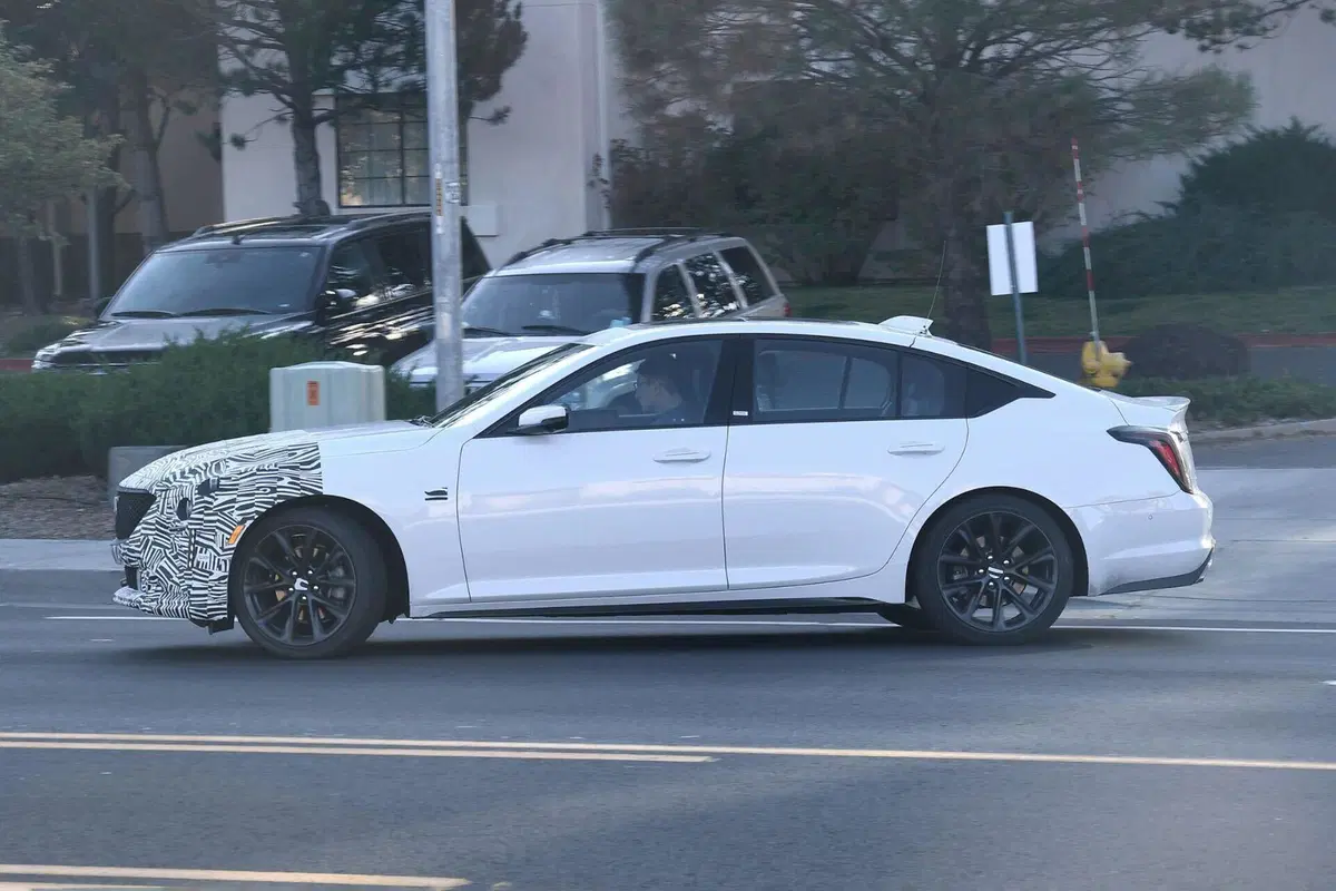 Cadillac CT5, ecco le foto spia (3)