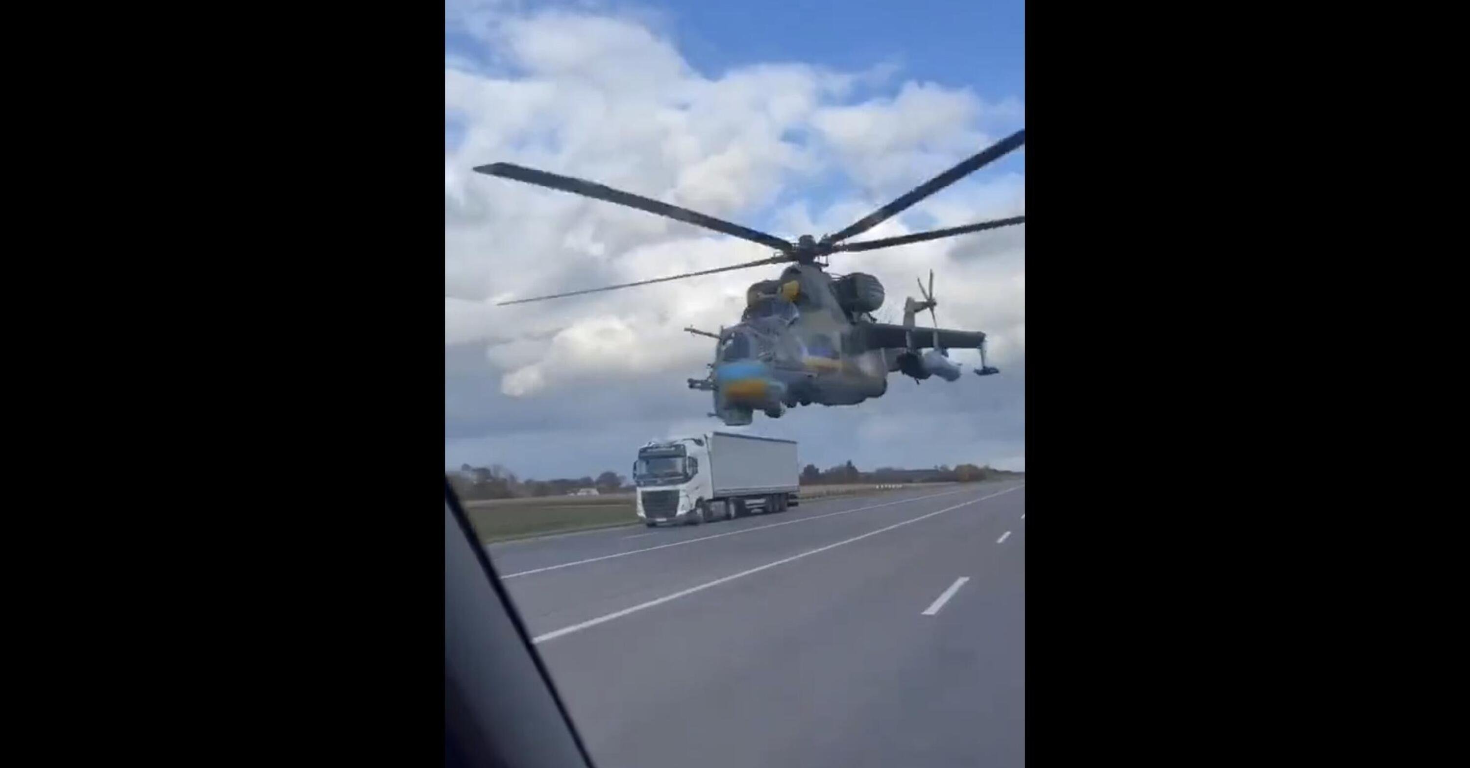 Elicottero ucraino sfiora un camion: ma quanto &egrave; grande? [VIDEO]