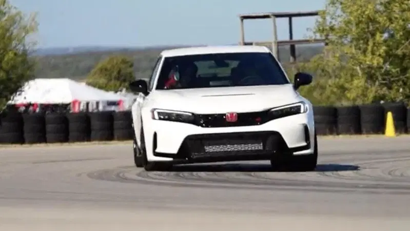La nuova Honda Civic Type R portata al limite da Verstappen e Perez [VIDEO]