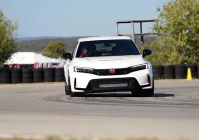 La nuova Honda Civic Type R portata al limite da Verstappen e Perez [VIDEO]