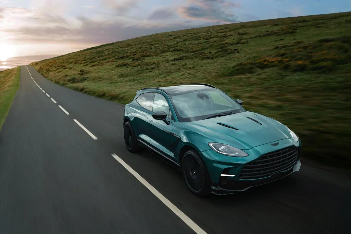 Aston Martin DBX707: alla guida c'è Felicity Jones (Star Wars Rogue One) (2)