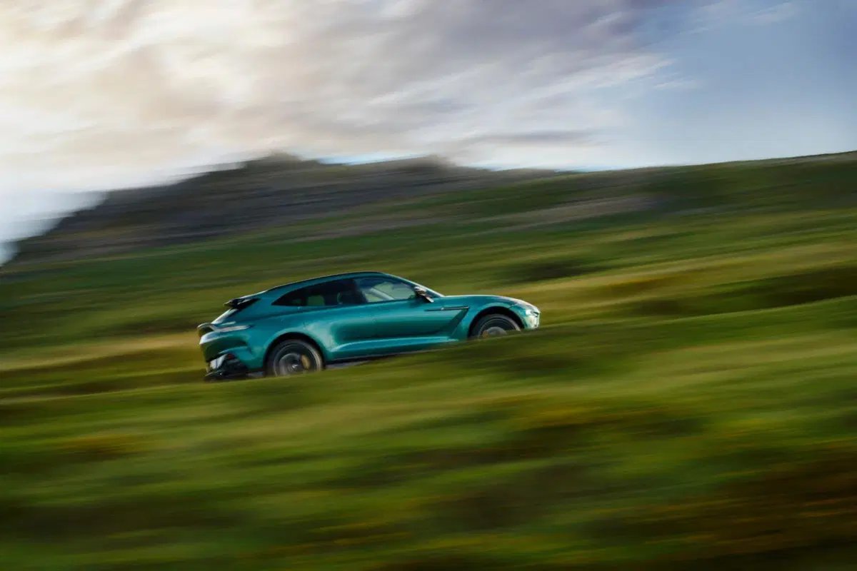 Aston Martin DBX707: alla guida c'è Felicity Jones (Star Wars Rogue One) (3)