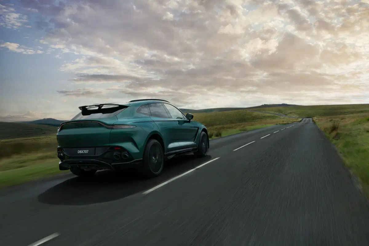Aston Martin DBX707: alla guida c'è Felicity Jones (Star Wars Rogue One) (4)