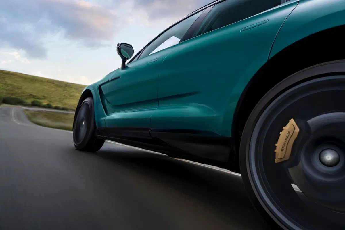 Aston Martin DBX707: alla guida c'è Felicity Jones (Star Wars Rogue One) (5)