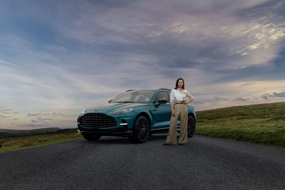 Aston Martin DBX707: alla guida c'è Felicity Jones (Star Wars Rogue One) (6)