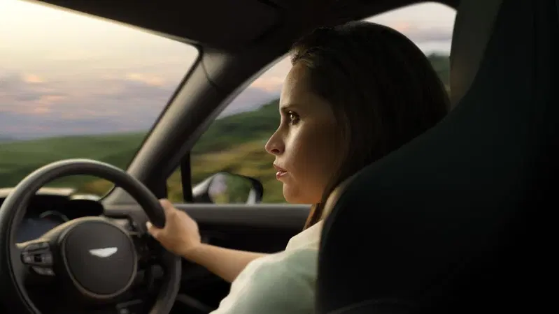 Aston Martin DBX707: alla guida c'&egrave; Felicity Jones [Video]