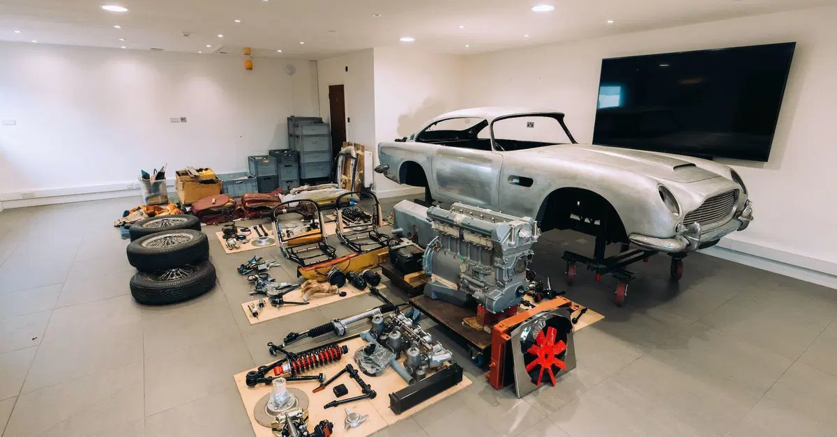 Vuoi un'Aston Martin DB5 alla James Bond? Costa "poco" ma &egrave; come all'Ikea