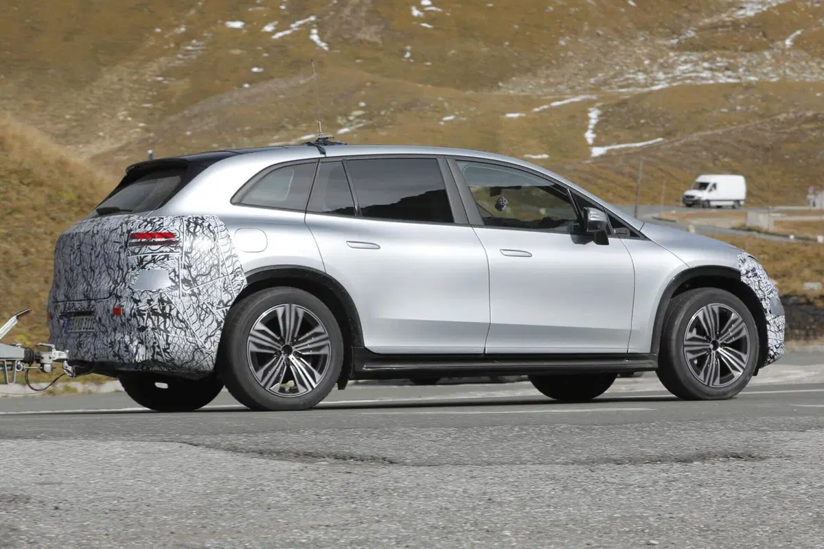 Mercedes Maybach EQS, ecco le foto spia (2)