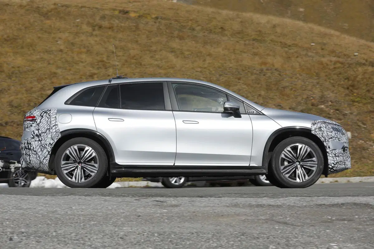 Mercedes Maybach EQS, ecco le foto spia (12)