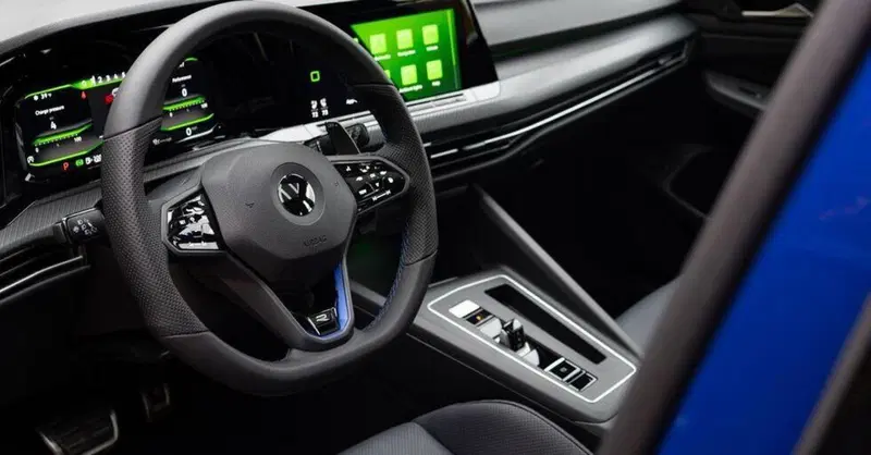 Tasti fisici sul volante e sulla plancia: perch&eacute; sono meglio