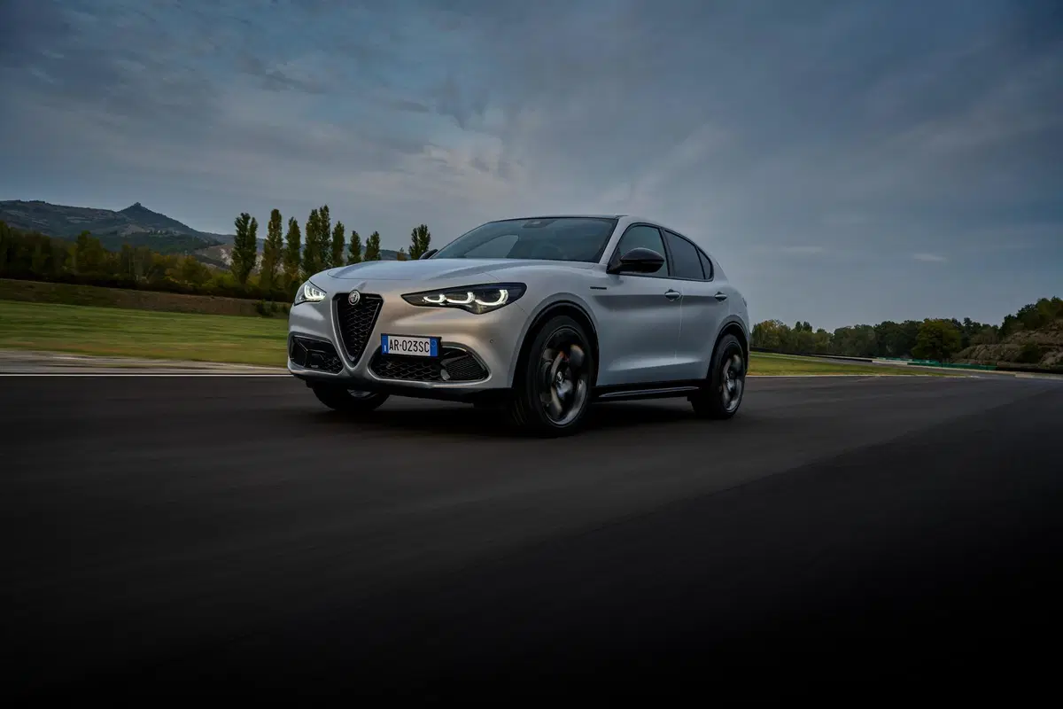 Alfa Romeo Stelvio 2023  (8)