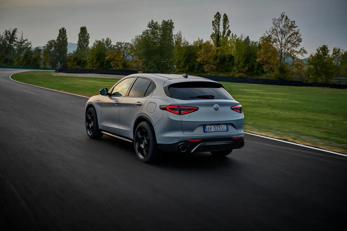 Alfa Romeo Stelvio 2023  (12)