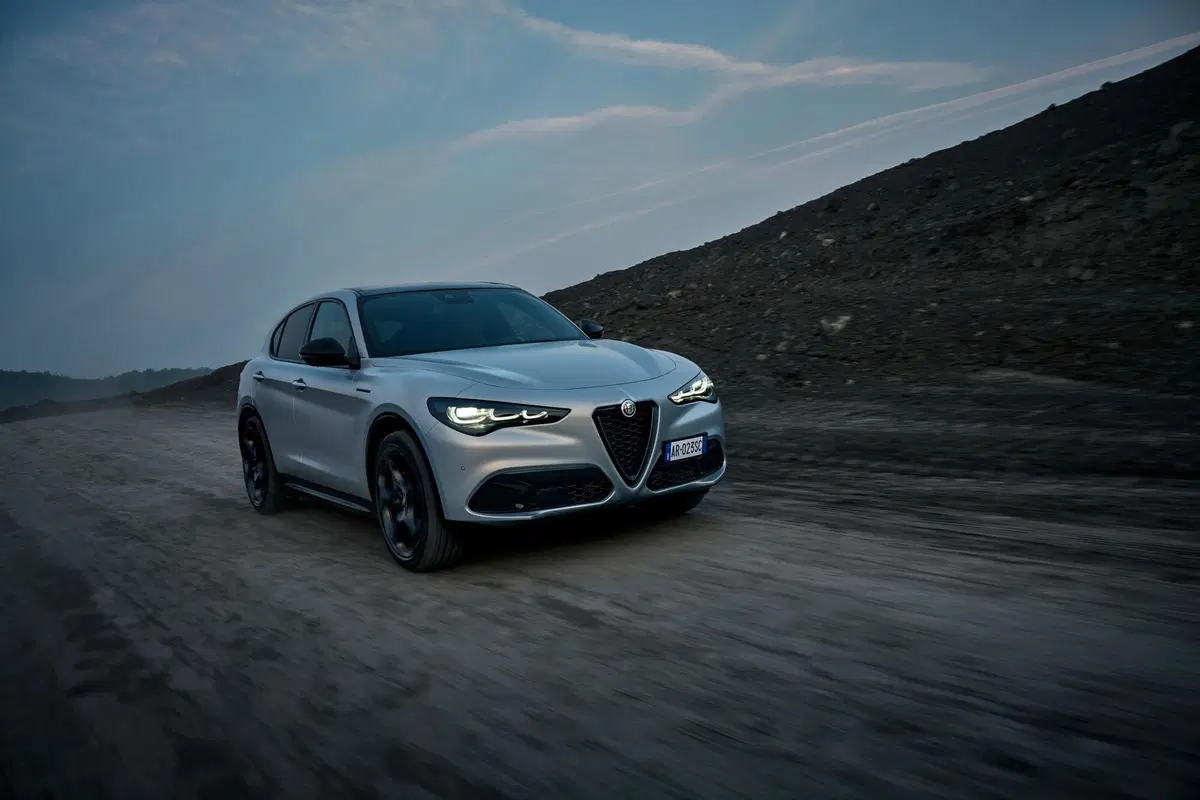 Alfa Romeo Stelvio 2023  (14)