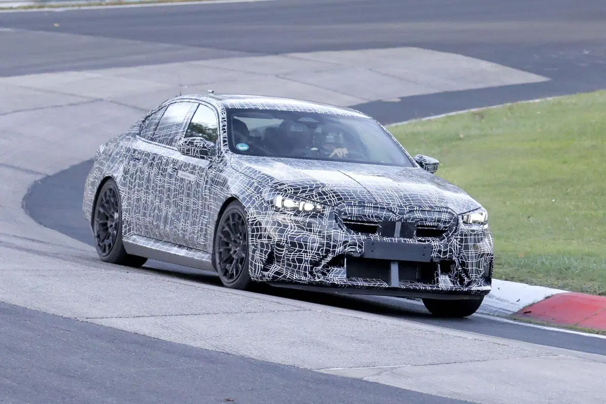 BMW M5 2024, ecco le foto spia (2)