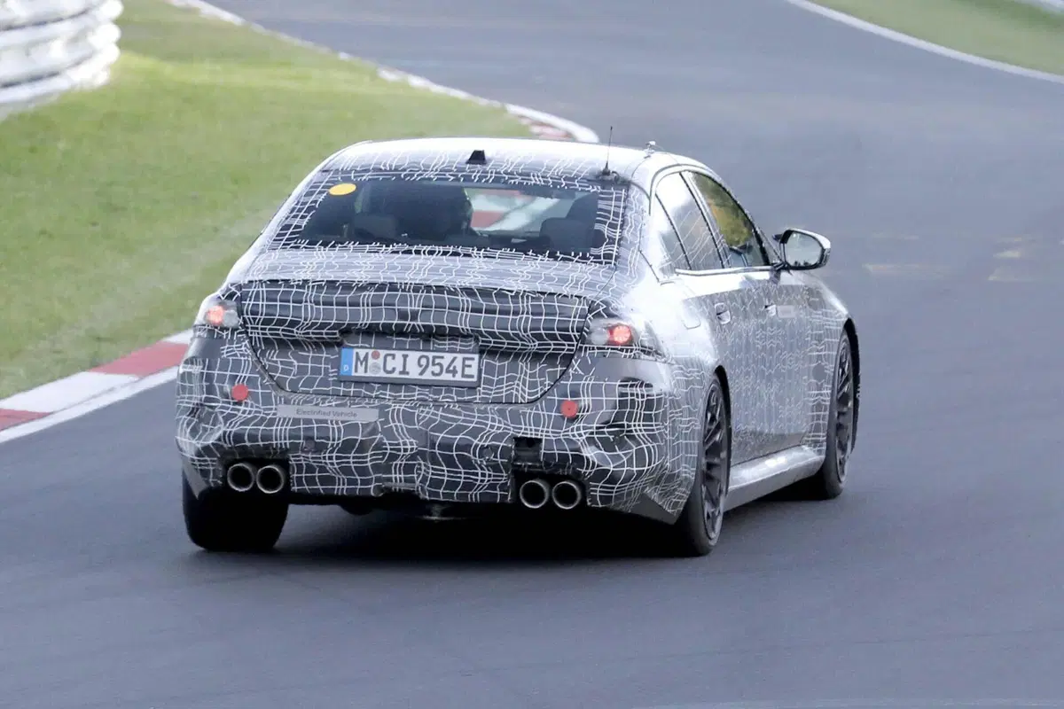 BMW M5 2024, ecco le foto spia (3)