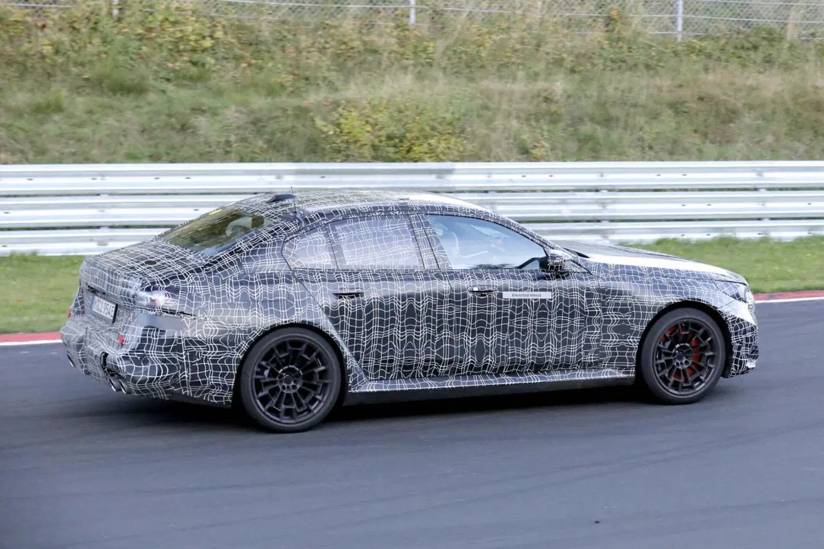 BMW M5 2024, ecco le foto spia (5)