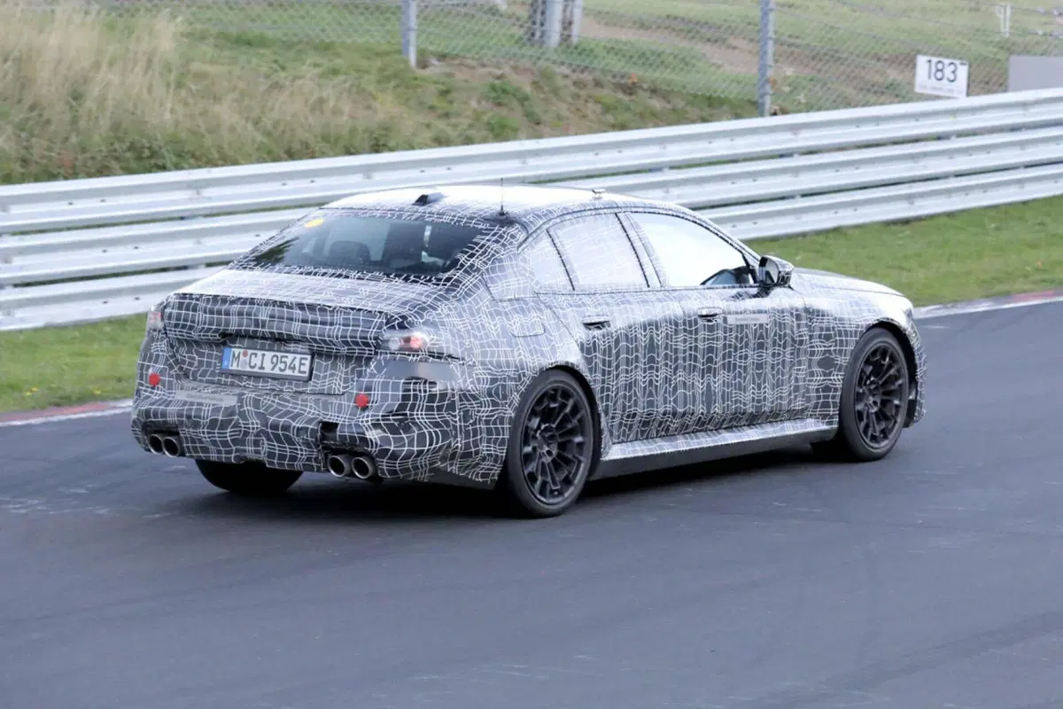 BMW M5 2024, ecco le foto spia (4)