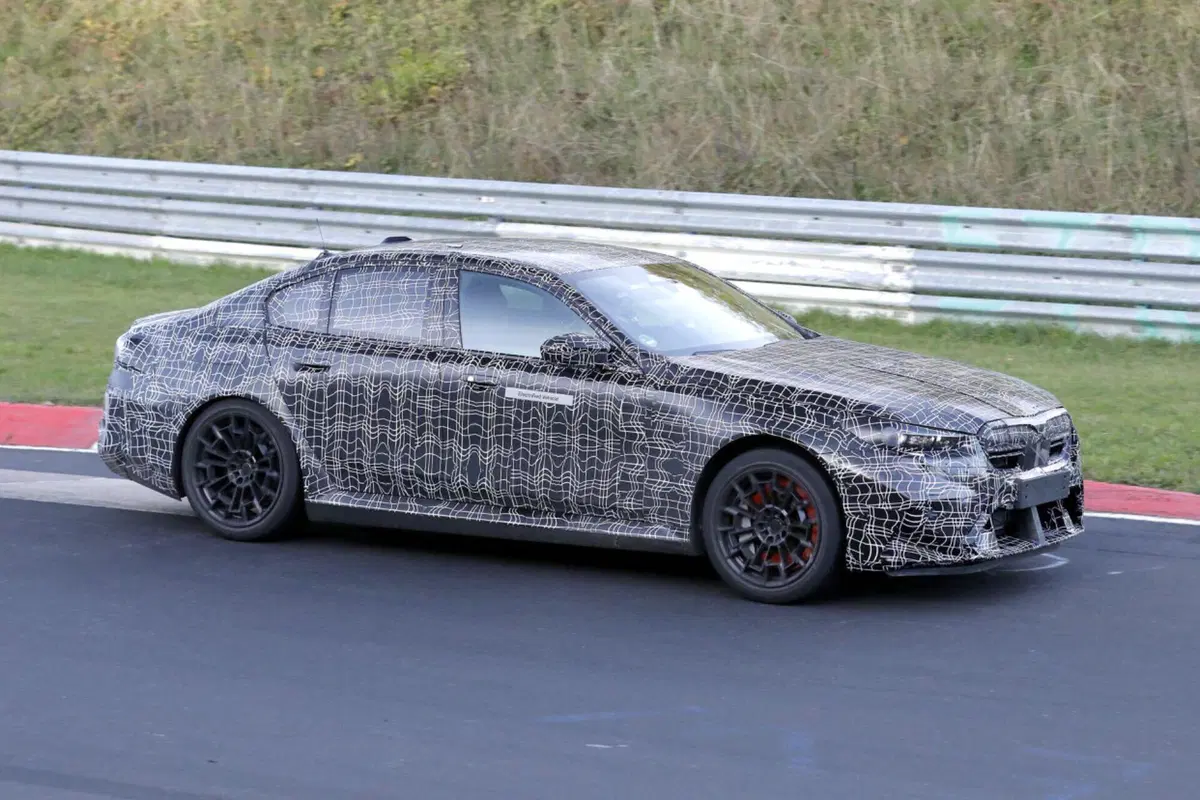 BMW M5 2024, ecco le foto spia (6)