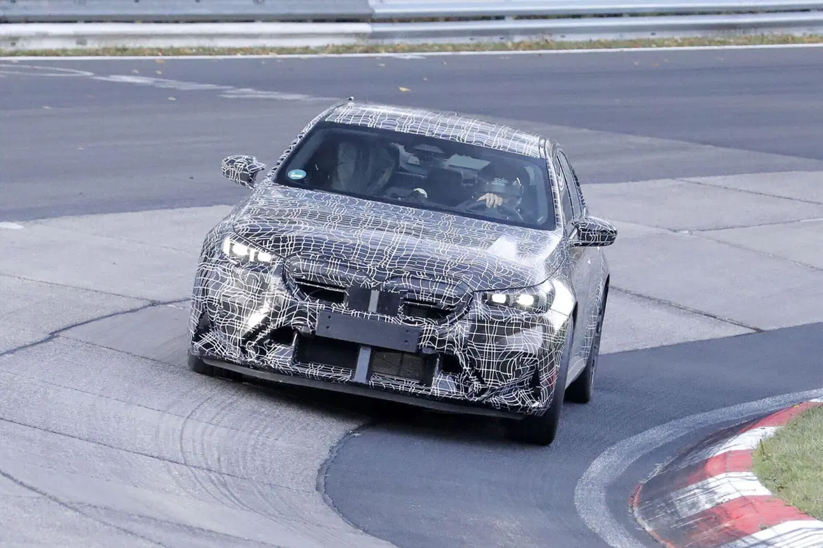 BMW M5 2024, ecco le foto spia (7)