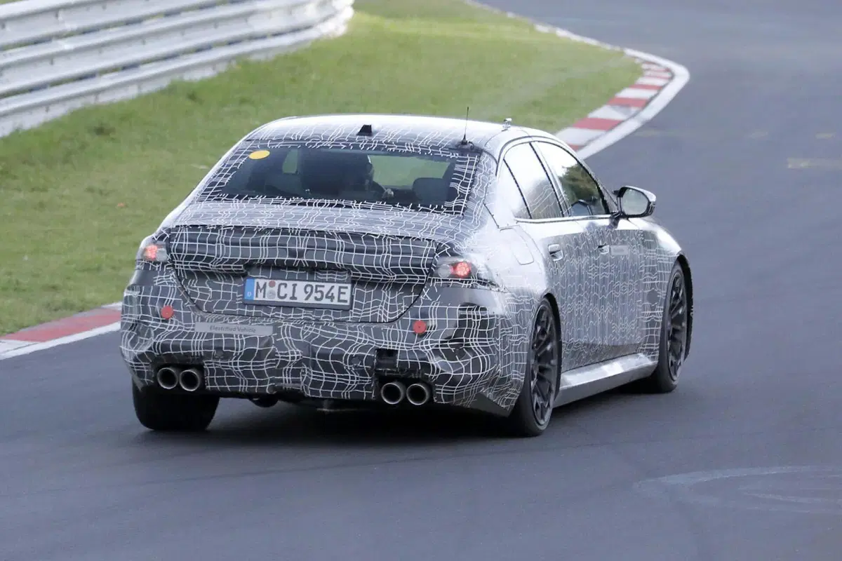 BMW M5 2024, ecco le foto spia (8)
