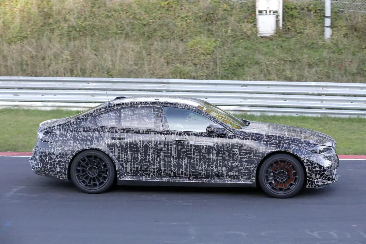 BMW M5 2024, ecco le foto spia (9)
