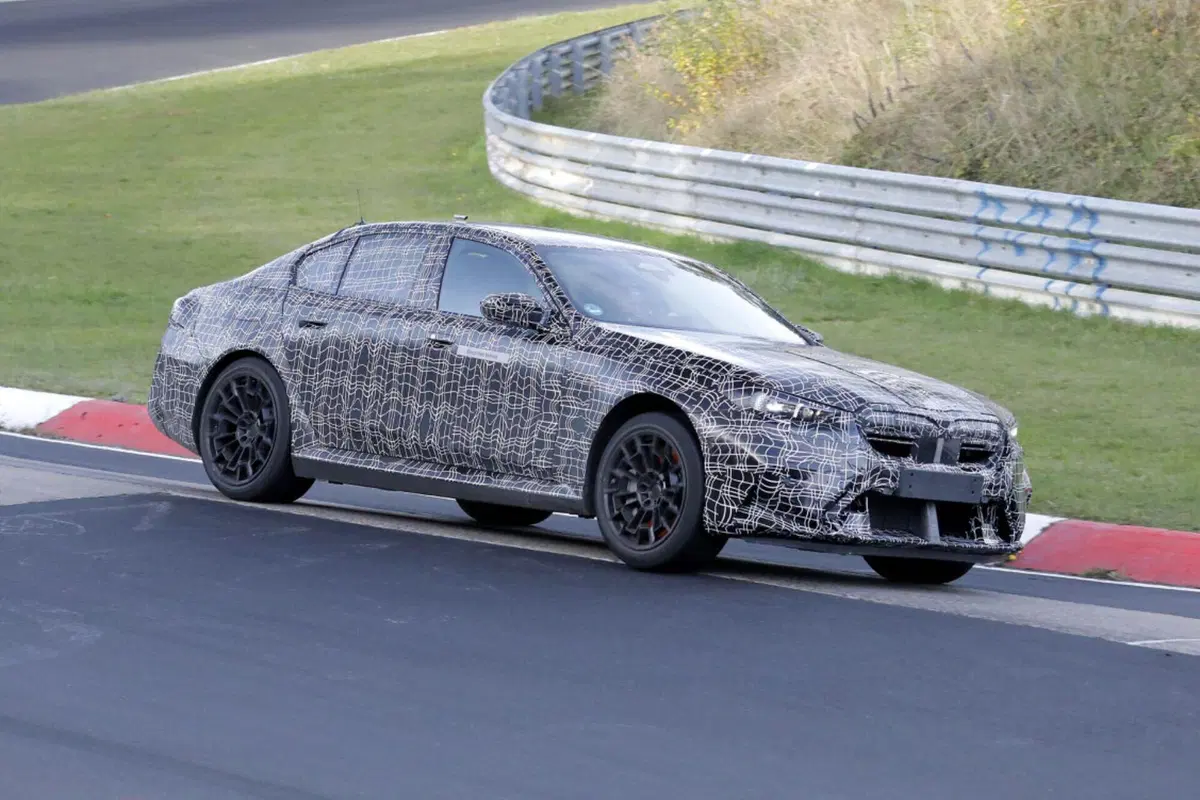 BMW M5 2024, ecco le foto spia (10)