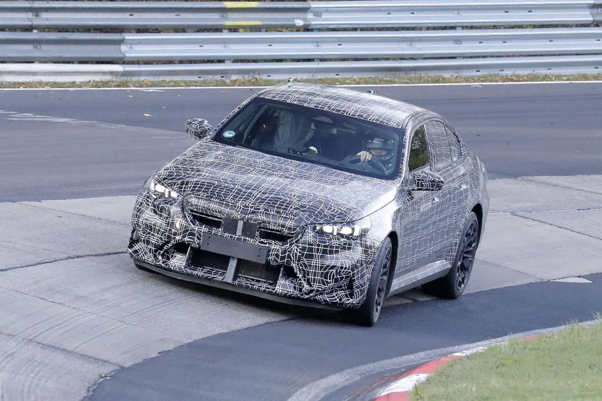 BMW M5 2024, ecco le foto spia (11)