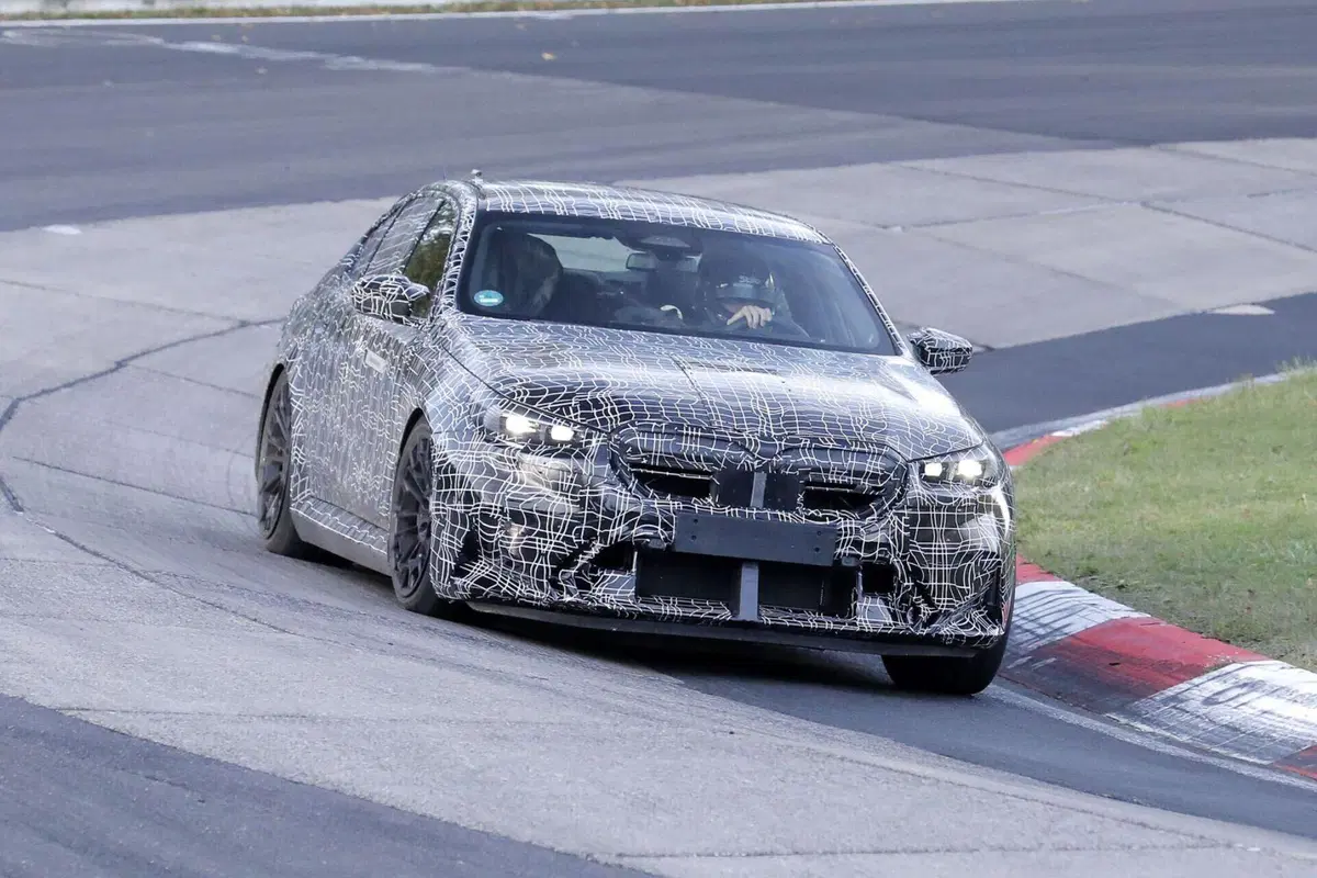 BMW M5 2024, ecco le foto spia (12)