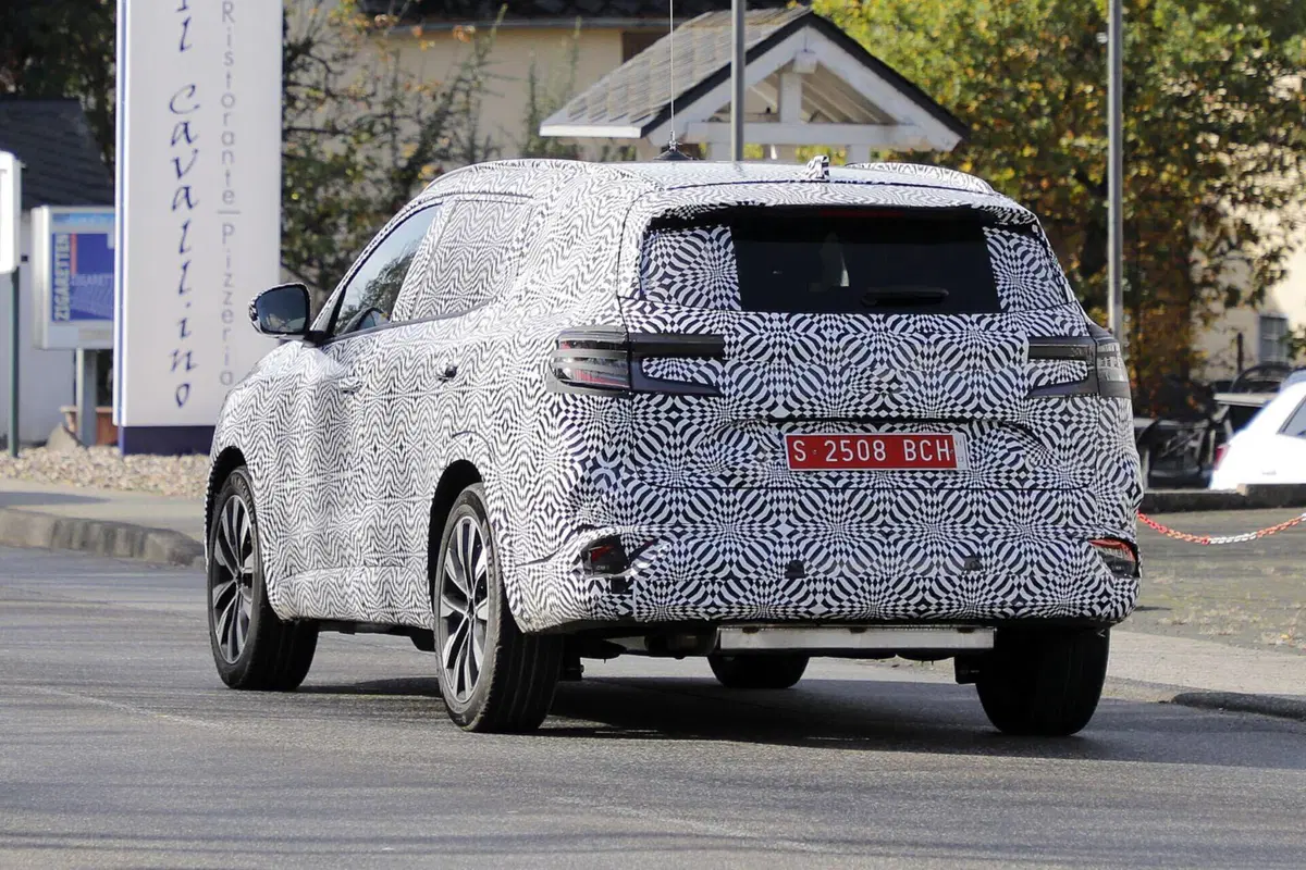Renault Grand Austral 2023, ecco le foto spia (2)
