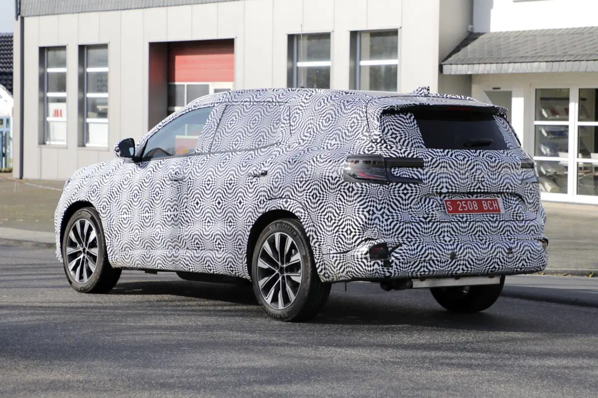 Renault Grand Austral 2023, ecco le foto spia (4)