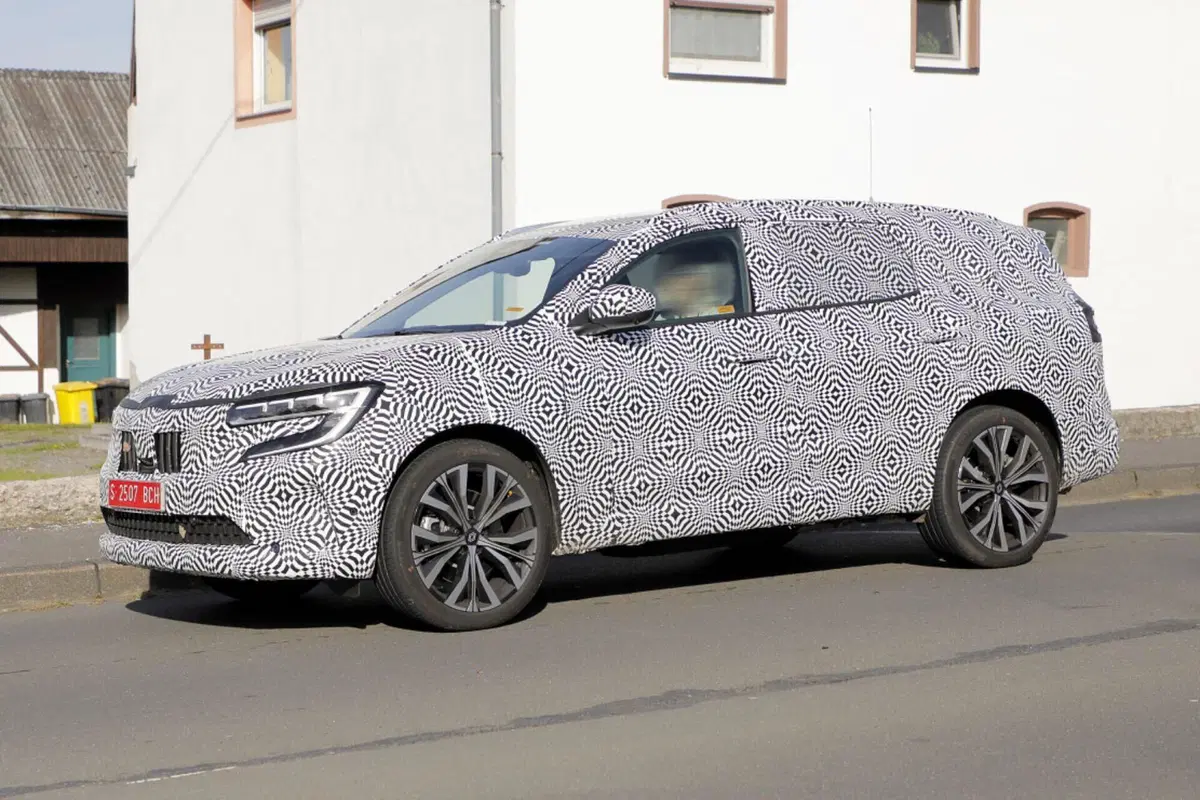 Renault Grand Austral 2023, ecco le foto spia (5)