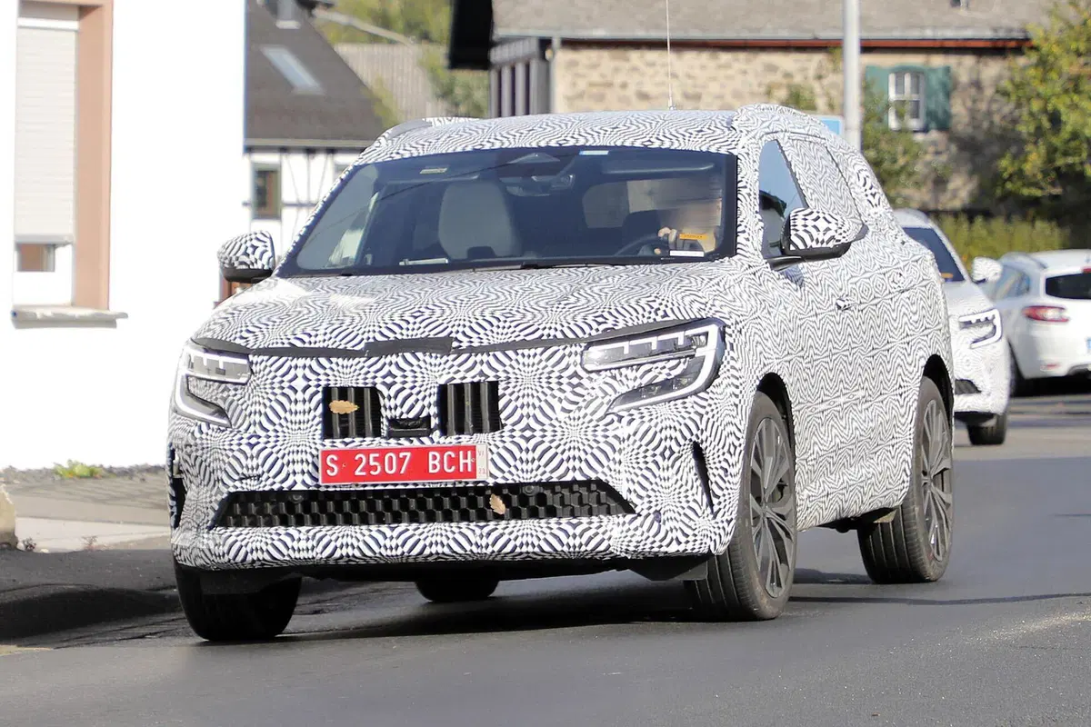Renault Grand Austral 2023, ecco le foto spia (6)