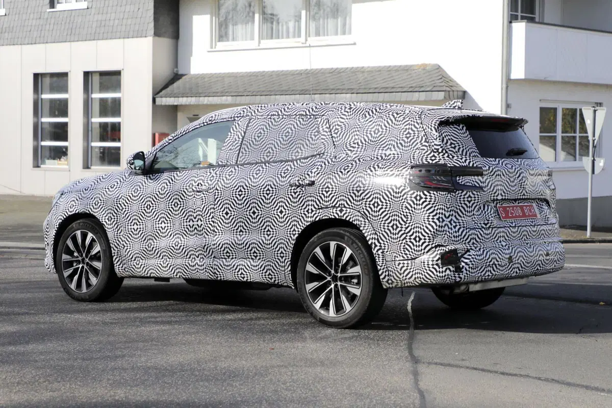 Renault Grand Austral 2023, ecco le foto spia (7)