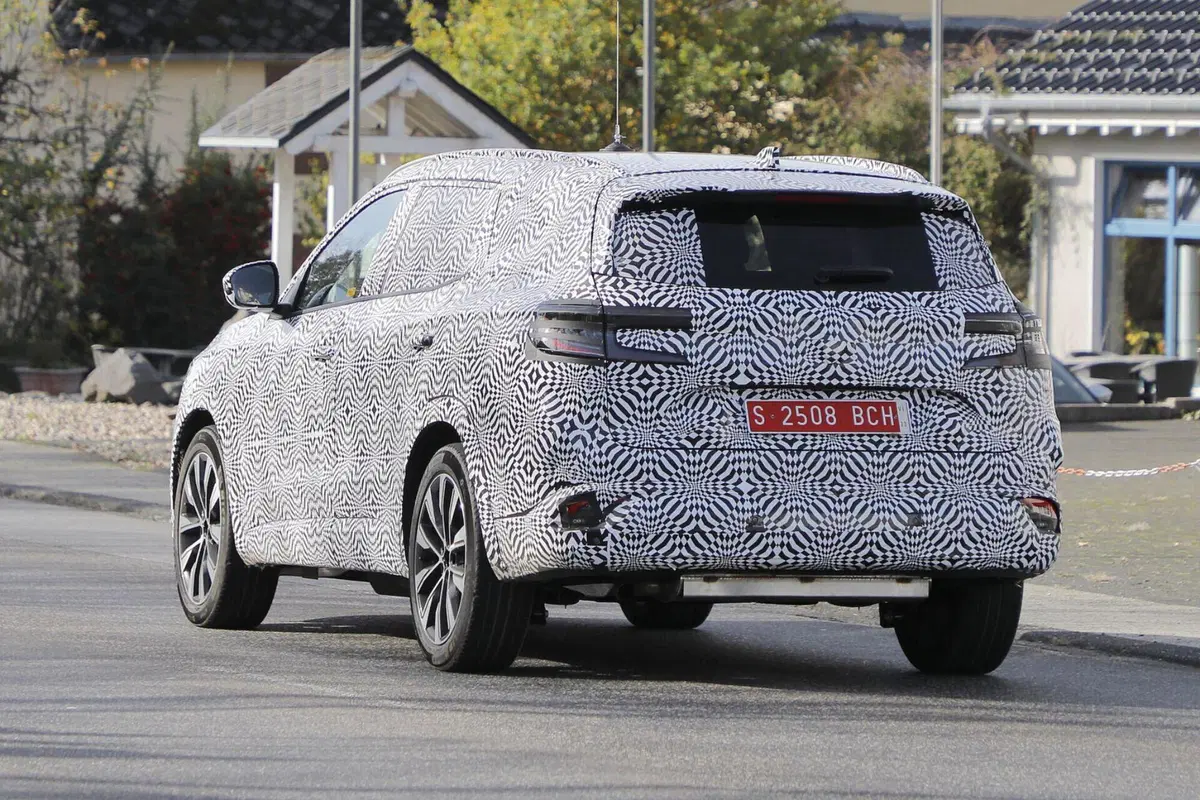 Renault Grand Austral 2023, ecco le foto spia (8)