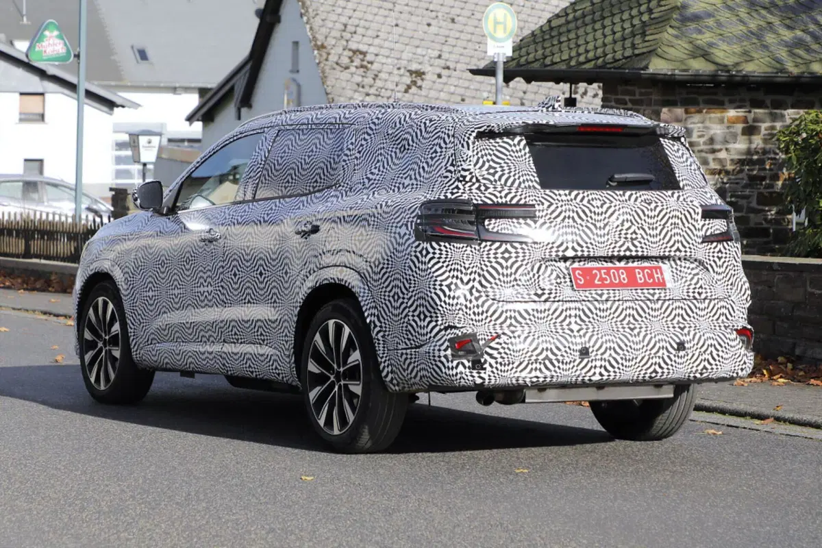 Renault Grand Austral 2023, ecco le foto spia (9)