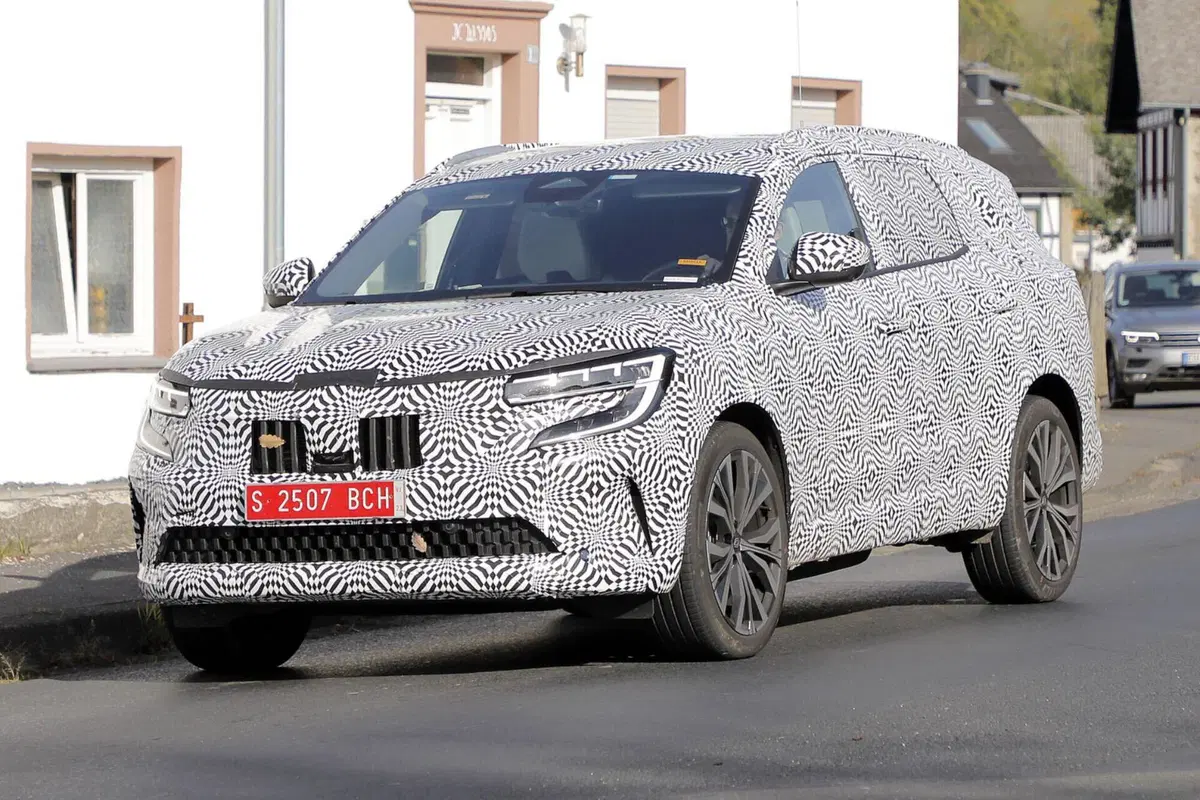 Renault Grand Austral 2023, ecco le foto spia (10)