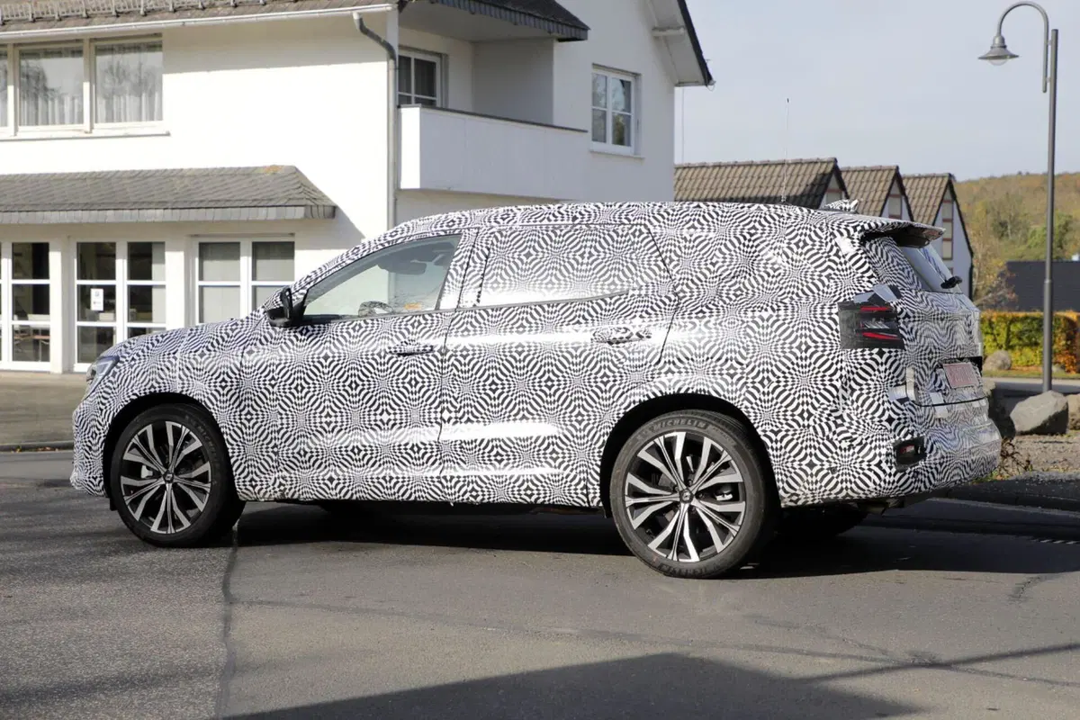 Renault Grand Austral 2023, ecco le foto spia (11)