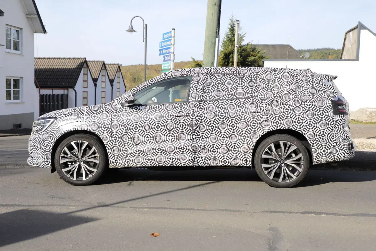 Renault Grand Austral 2023, ecco le foto spia (12)