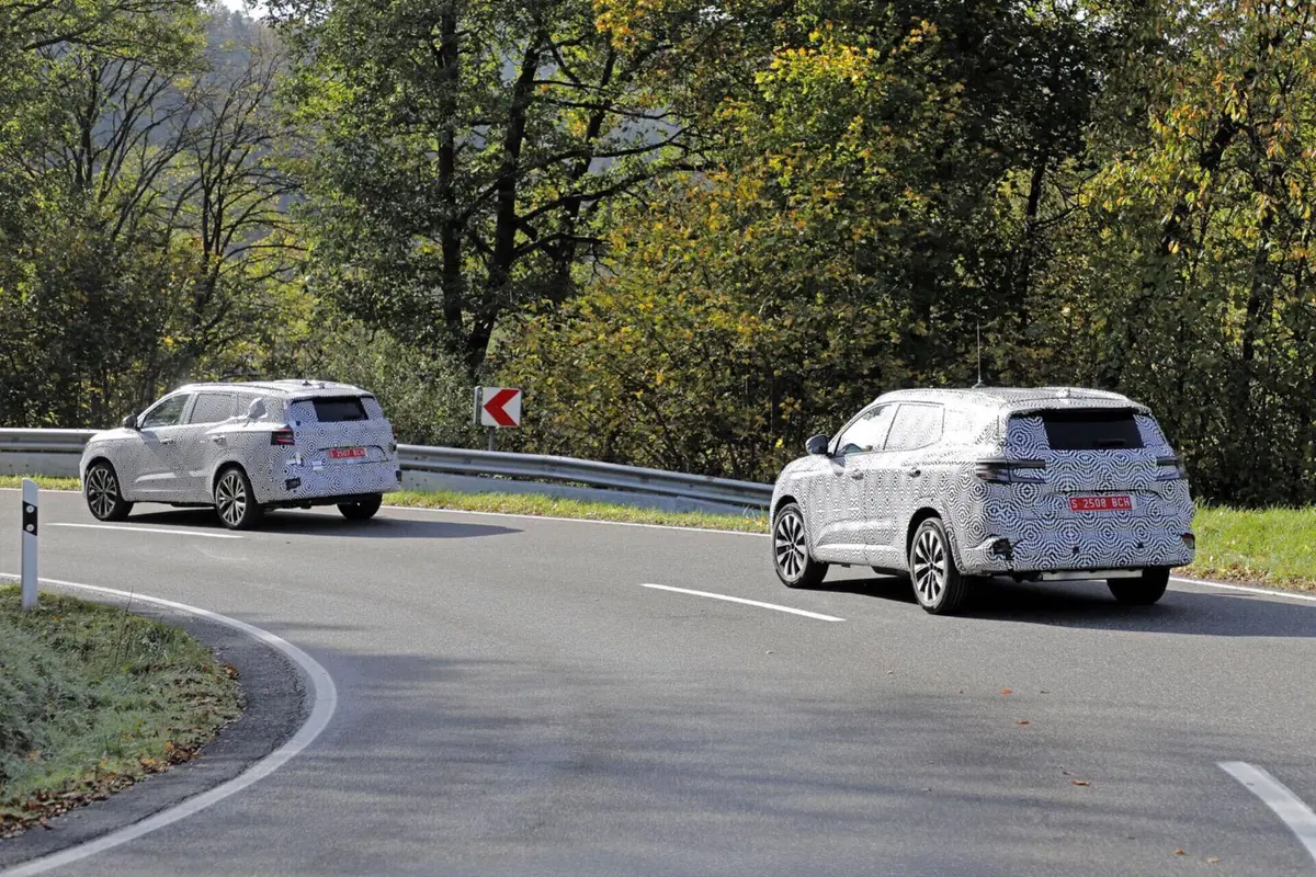 Renault Grand Austral 2023, ecco le foto spia (15)
