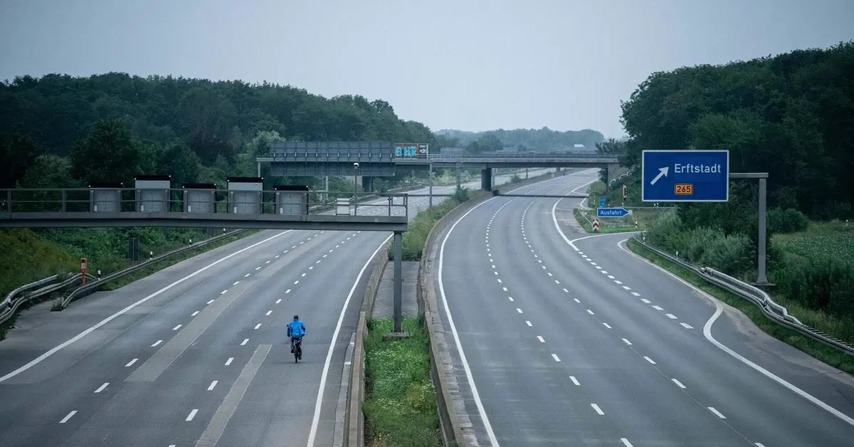 La Germania inizia l'austerity: domeniche a piedi e limiti di velocit&agrave; 