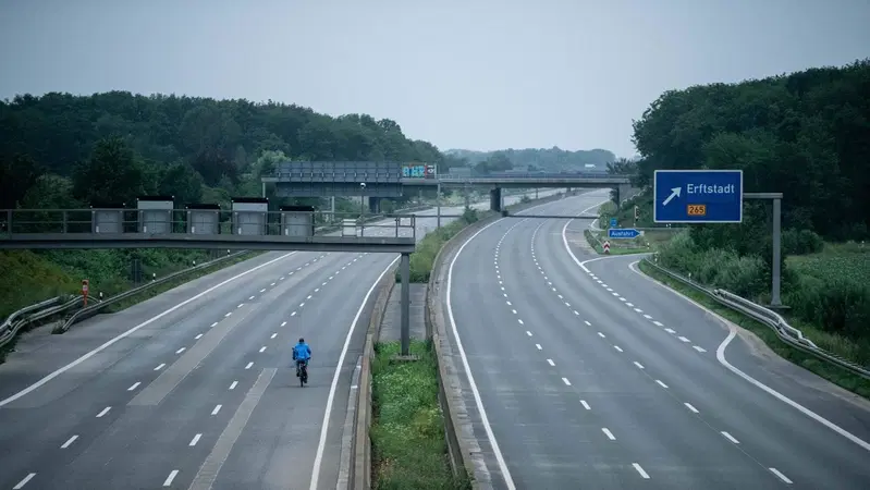 La Germania inizia l'austerity: domeniche a piedi e limiti di velocit&agrave; 