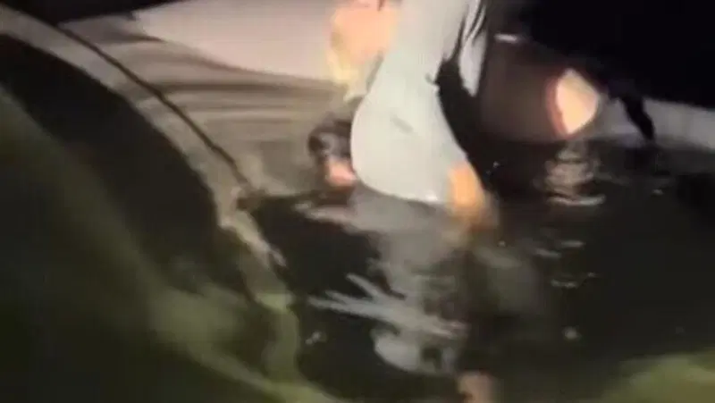 Salvato in diretta dall'auto che affonda [VIDEO]