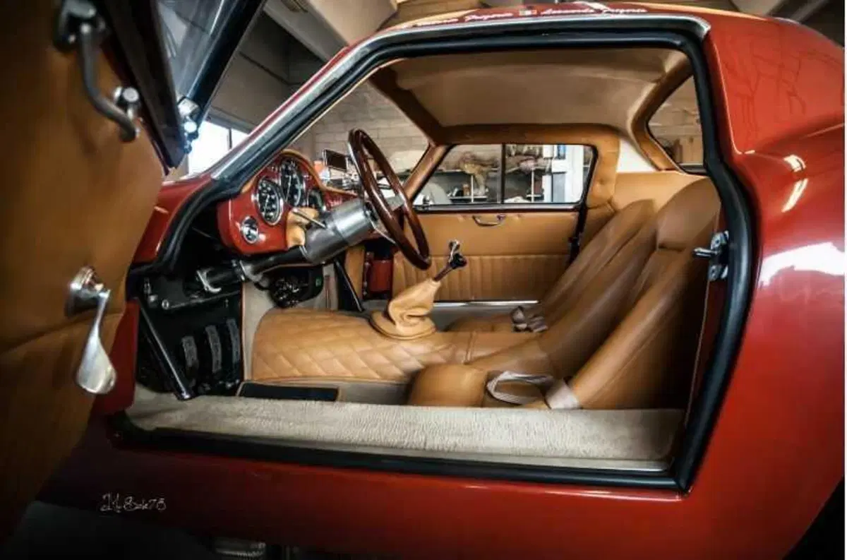 Auto fatte a mano come negli anni Cinquanta (6)