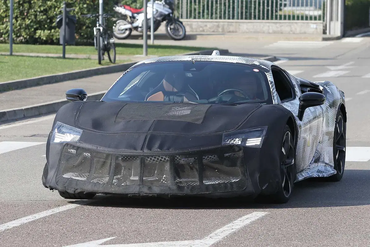 Ferrari SF90 Versione Speciale 2023, ecco le foto spia (2)