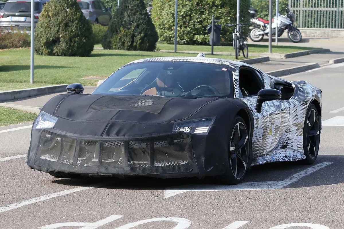 Ferrari SF90 Versione Speciale 2023, ecco le foto spia (4)