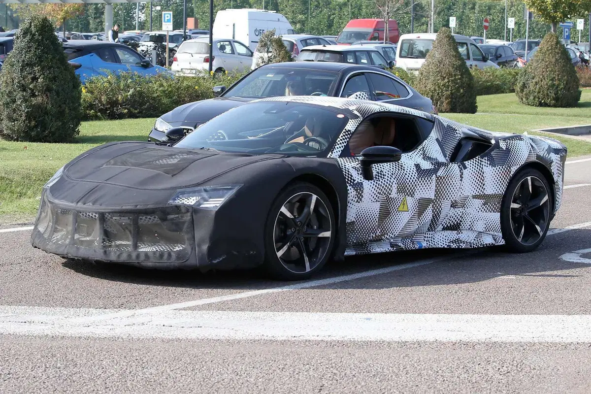 Ferrari SF90 Versione Speciale 2023, ecco le foto spia (5)