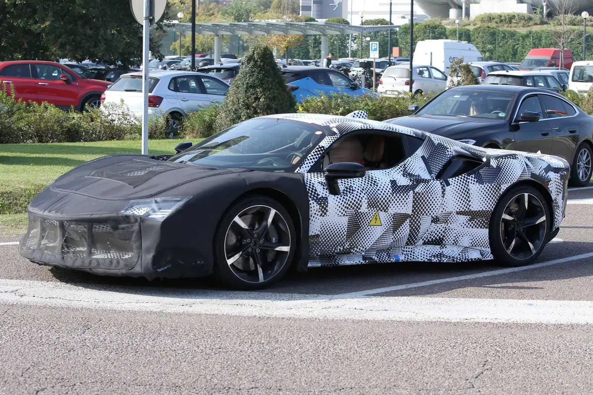 Ferrari SF90 Versione Speciale 2023, ecco le foto spia (6)